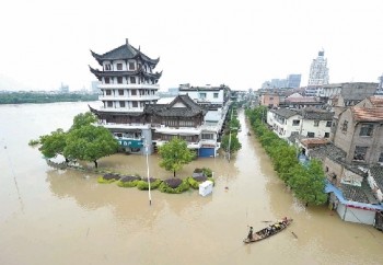 Flood waters have forced Lanxi residents to row through the streets. (Photo provided to the Epoch Times) Flood waters have forced Lanxi residents to row through the streets. (Photo provided to the Epoch Times)