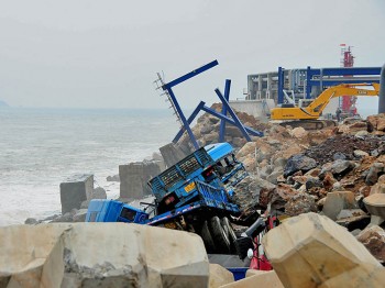 Dykes near the Dalian Fujiahua chemical plant were breached and flooded. (Epoch Times Photo Archive) Dykes near the Dalian Fujiahua chemical plant were breached and flooded. (Epoch Times Photo Archive)
