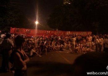 Thousands of residents from the southern Chinese city of Nanning protested over the weekend after police ignored the case of a local activist being beaten. (Weibo.com)