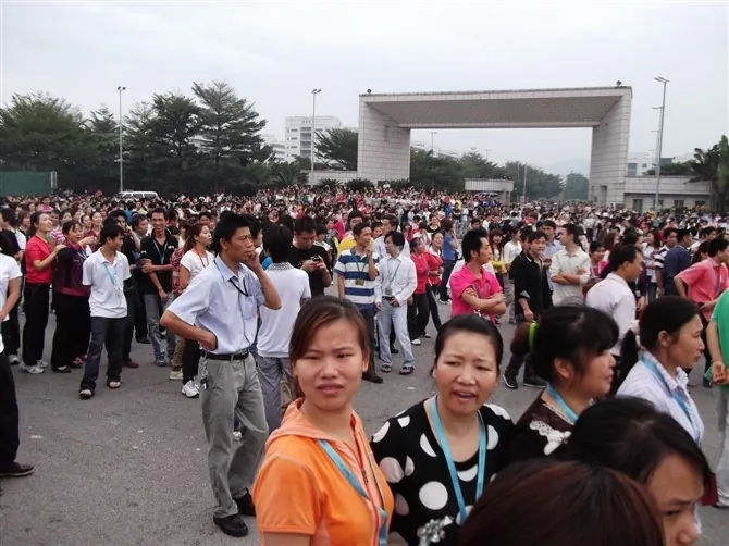 Striking workers heading for municipal buildings before riot police move in. (Weibo.com)
