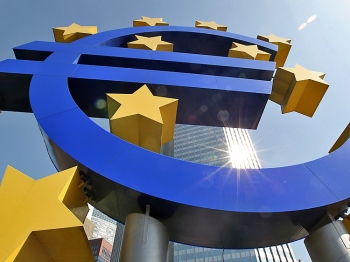 The logo of the European currency Euro stands in front of the European Central Bank (ECB) in Frankfurt/M., western Germany, on April 7. The EU economy has posted an impressive 0.8 percent growth in the first quarter of 2011. (Daniel Roland/Getty Images)
