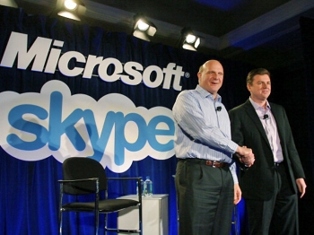 Microsoft CEO Steve Ballmer (L) shakes hands with Skype CEO Tony Bates during a news conference on May 10, 2011 in San Francisco, California. Microsoft has agreed to buy Skype for $8.5 billion. (Justin Sullivan/Getty Images)