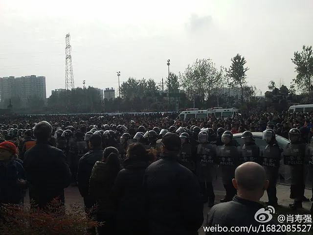 Tense Scene in Sichuan as Strikers Confront Police. (Weibo.com)