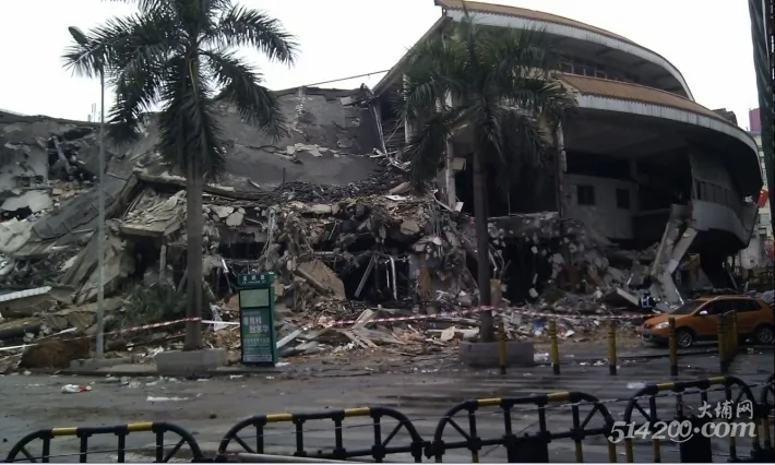 Buji Market in Shenzhen, Guangdong Province, was demolished by a hired, armed mob of 1,000 on Chinese New Year's Eve under the sound of firecrackers and without shopkeepers being notified. Jan. 23, 2012. (514200.com)