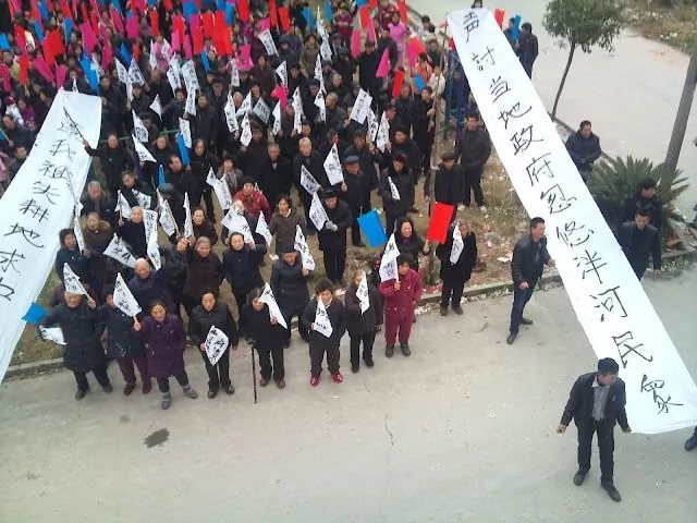 Villagers of Panhe Village hold a large-scale march. They rule the village themselves now, after driving out local officials. (Weibo.com)