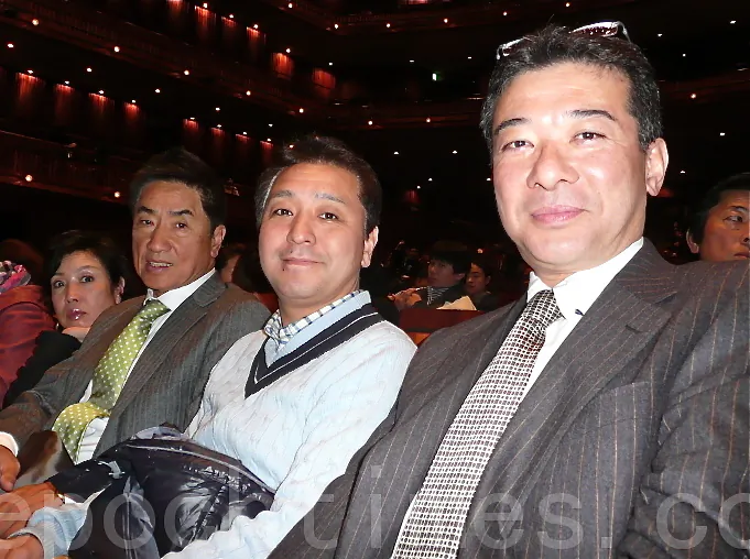 Three department heads of a human resources company express their admiration for the show presented by the Shen Yun Performing Arts New York Company. (Mr. Sugina 1st on R) (Wu Lili/The Epoch Times)