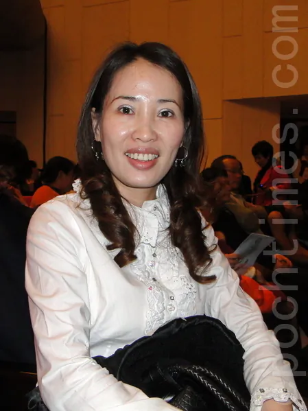 Ms. Suqin Feng, who is engaged in fruit business, goes back Tainan especially to attend Shen Yun Performing Arts at Tainan Municipal Cultural Center, on the afternoon of March. 11. (Fangru Li/The Epoch Times)