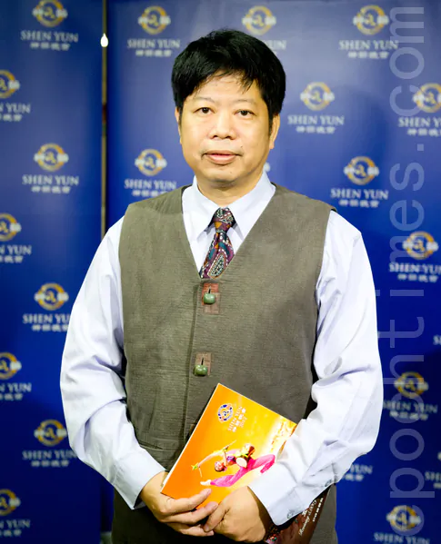 Ms. Xiuqin Xie, board member of the Performing Arts Union of Kaohsiung, said that watching Shen Yun makes her feel like dancing with the artists. (Xiu-E He/The Epoch Times)