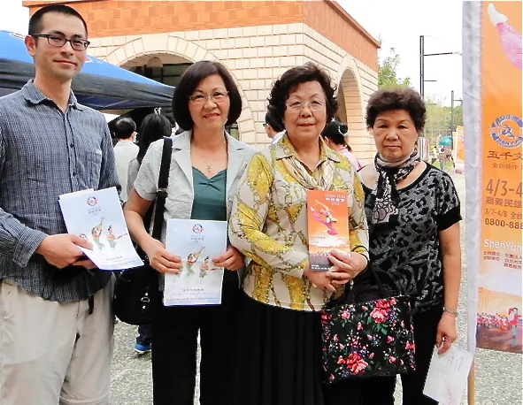 Ms. Huimei Fang (2nd R), director of the Chiayi City Vision Chorus, attends Shen Yun with chorus members on April 4. (Fangru Li/The Epoch Times)
