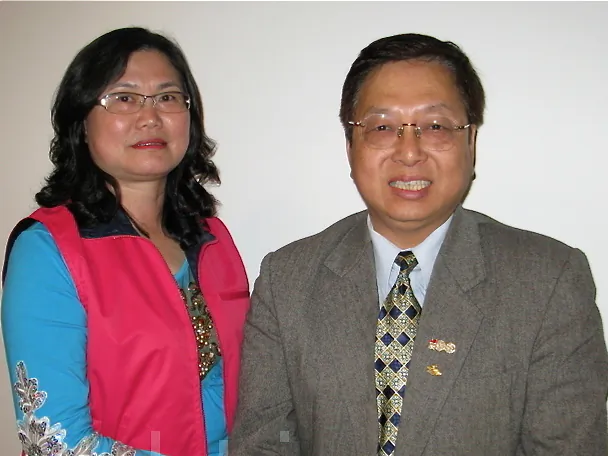 Taoyuan County Councilor Li Li-Chu (L) and County Political Consultant Peng Wu-Kun attend Shen Yun Performing Arts in Taoyuan. (Huang Tsai-Wen/The Epoch Times)
