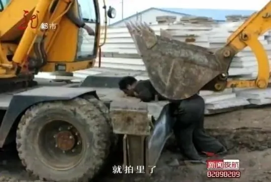 An elderly Chinese man is hit and killed by an excavator during a forced-demolition. (TV Screenshot)