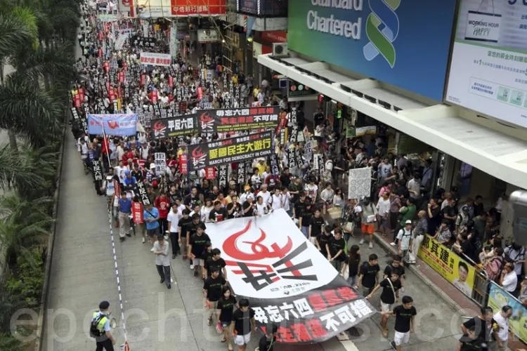 More than 2,000 Hong Kong residents participated in a march calling for the rehabilitation of the pro-democracy student protesters who were violently suppressed by the Chinese regime in 1989. Hong Kong, May 27, 2012. (The Epoch Times)