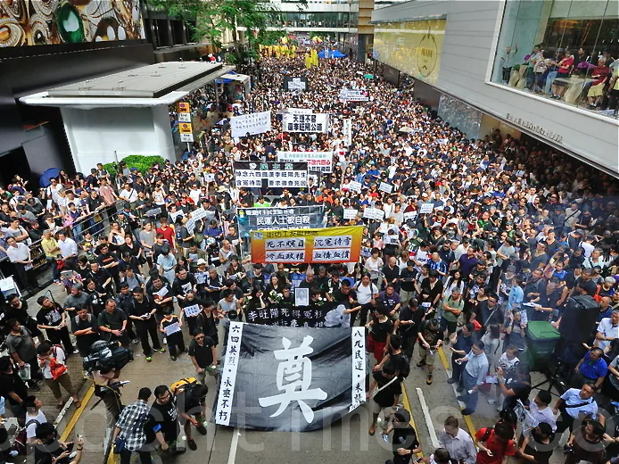 Around 25,000 people in Hong Kong participated in a protest march, on June 10, over the mysterious death of Chinese dissident Li Wangyang in Shaoyang City, Hunan Province, on June 6. (Song Xianglong/The Epoch Times)