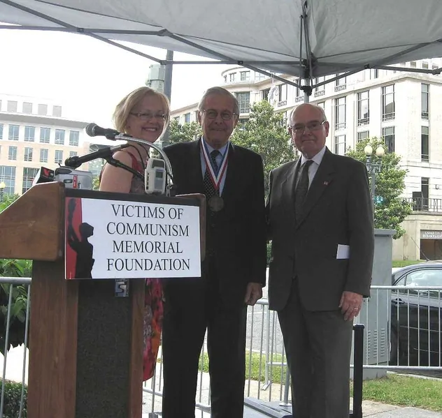 Donald Rumsfeld, former U.S. Secretary of Defense received the “Truman-Reagan Medal of Freedom" from the Victims of Communism Memorial Foundation. (Sherry Dong/The Epoch Times)