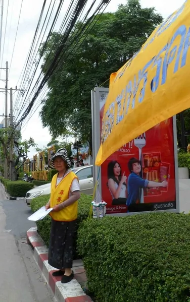 Mrs. Lin, in front of the Chinese consulate in Bangkok, Thailand, protesting the Chinese regime’s persecution of Falun Gong practitioners. (Shi Danyun/The Epoch Times)