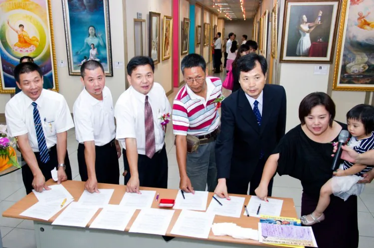 Taiwanese Falun Gong practitioners submitted a letter to Chinese Premier Wen Jiabao asking him to investigate allegations of live organ harvesting in China, and to release detained Taiwanese practitioner Chung Ting-pang. More than 1,800 Taiwanese VIPs put their thumbprints on the letter. (Chen Baizhou/Epoch Times)