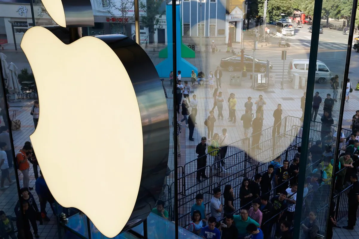 Customers queue to buy Apple's new iPhone 5c and 5s at the Wangfujing flagship store on September 20, 2013 in Beijing, China. (Lintao Zhang/Getty Images)
