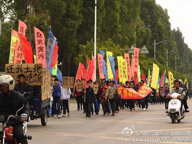 A heavy police presence stood guard at the Shanwei municipal government building. (Weibo.com)