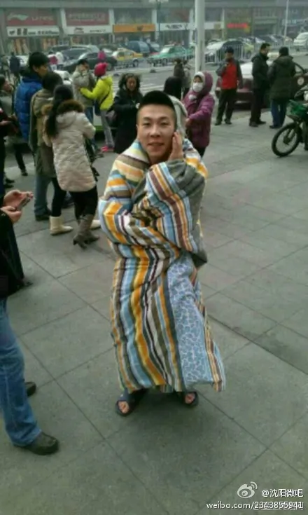 A crack in the ceiling of the house was spotted after the quake. (Weibo.com)