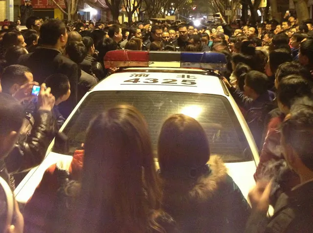 The first day of Chinese New Year, Feb. 10, saw mass defiance in Chongqing, located in southwest China, after traffic police let off a drunk driver who beat a bus driver. (Weibo.com)