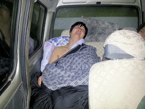Song Yuzhi in a car, with a sheet over her, after being assaulted on Feb. 13. (Weibo.com)