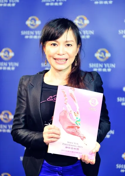 Peng Chia-Ni enjoys Shen Yun Performing Arts at Kaohsiung Municipal Cultural Center, on Feb. 28. (Lo Jui-Hsun/The Epoch Times)