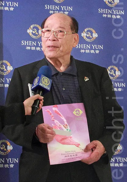 Formosa TV Chairman Tien Tsai-ting highly praises Shen Yun Performing Arts Touring Company’s 2013 performance in Taichung, on March 7. (Liang Sujing/The Epoch Times)