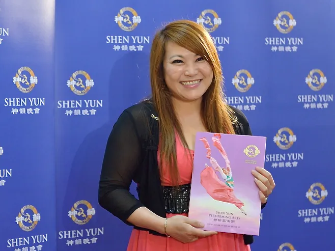 Xaingyun Musical Instrument Company’s artistic director Chen Lizhen praises Shen Yun’s music as the trend of the music in the future. (Su Yufeng/The Epoch Times)