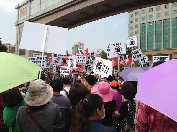 Thousands gathered in front of Songgang Township's municipal government building in the Bao’an District of Shenzhen city, Guangdong Province, and blocked off the national highway to protest the foul odor emitted by a nearby sewage treatment plant. (Weibo.com)