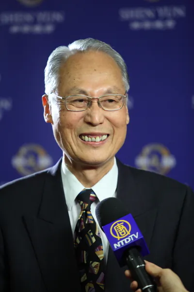 Zheng Xingcun, an artist in the field of arts and literature, believes that Shen Yun turns "moments into eternity." (Cheng Ting/The Epoch Times)