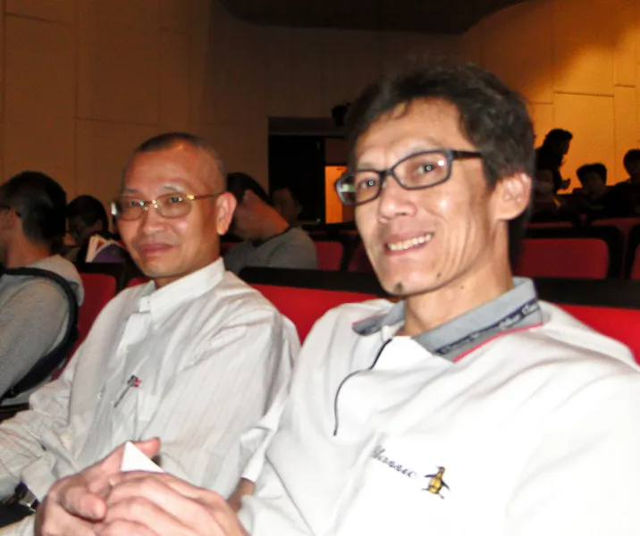Independent filmmaker Mr. Li Wei-Min (L) attends Shen Yun Performing Arts in Tainan. (Li Chin-Tai/The Epoch Times)