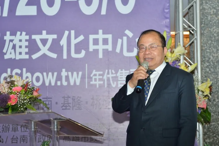 Pan Yongxun, secretary-general of the International Management and Business Association in Changhua, and wife are all smiles after watching Shen Yun (Chen Zhida/The Epoch Times)