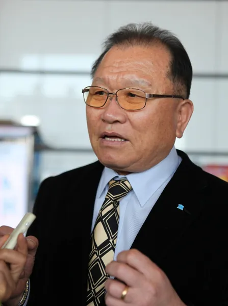 Ryu Tae-o, former president of the Gwangju University of Arts, and currently deputy president of the UNESCO Gwangju Jeonnam Association, and cultural director of Bitgoul Nanum, gives his utmost approval after seeing Shen Yun in Gwangju on April 11. (Kim Jin-Tae/The Epoch Times)