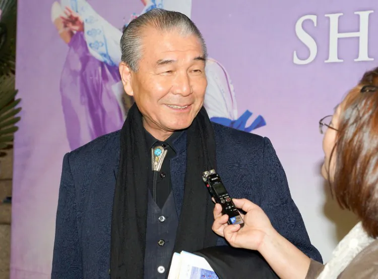 Kim Jae Yeol (transliteration) enjoys Shen Yun Performing Arts at Incheon Culture and Arts Center on the evening of April 14. (Jin Guohuan / The Epoch Times)