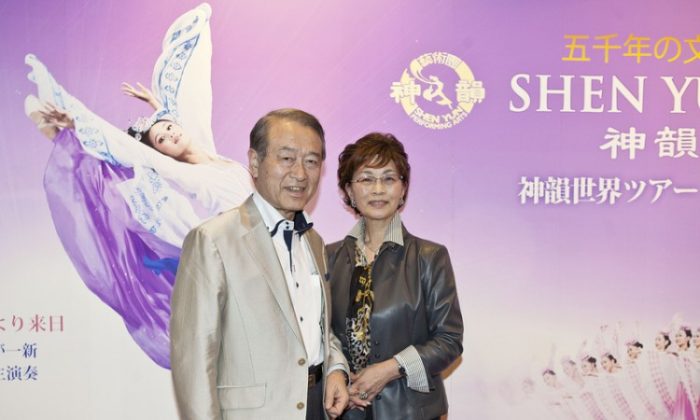 Mr. Shiraki Daigoro (L), director of Japanese Corporate Risk Research Institute, says Shen Yun spreads the essence of traditional Chinese culture to countries around the world. (Yu Gang/The Epoch Times)