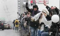 Anti-Putin Human Chain Forms in Moscow