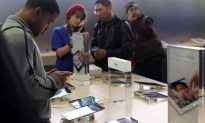 Crowds Greet Apple iPad 3 Launch, Stock Surges