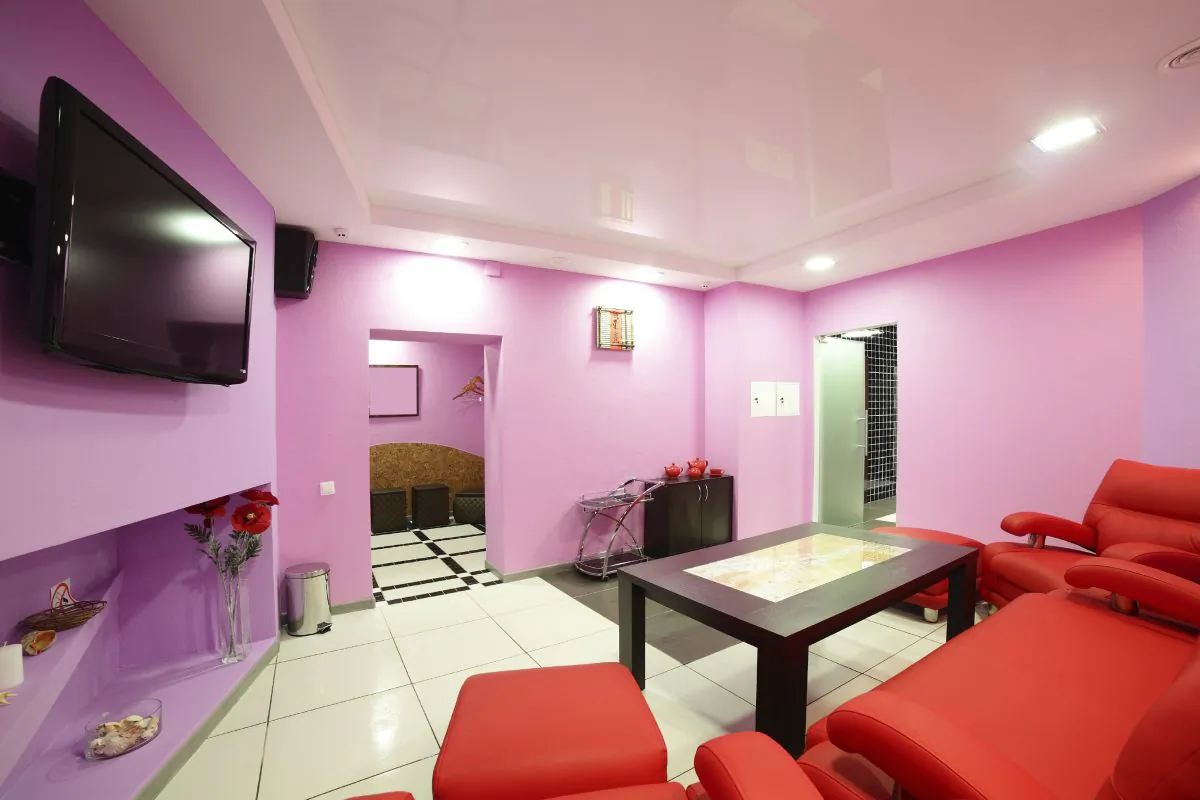 A ma’am cave decorated with bright colours. (fiphoto.iStock)