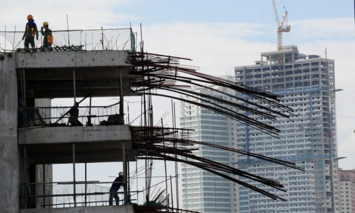 Workers are seen at a construction site in Manila, Philippines on Aug. 30. (Noel Celis/AFP/GettyImages)