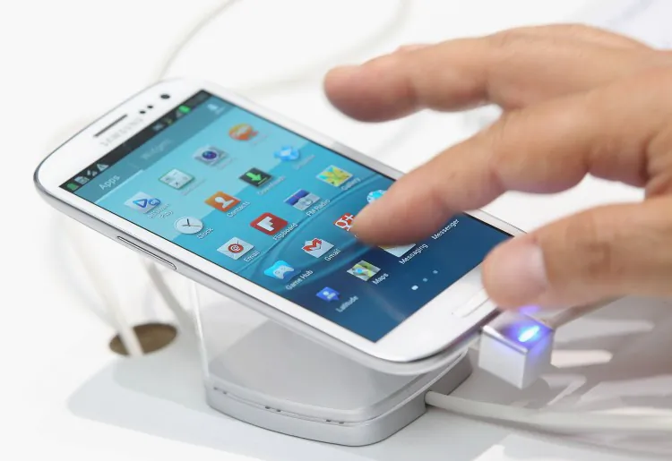A visitor tries out a Samsung Galaxy S III smartphone on August 30, 2012 in Berlin, Germany. (Sean Gallup/Getty Images)