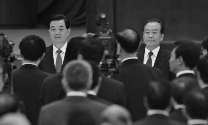 Hu Jintao (L) and Premier Wen Jiabao (R) at the Great Hall of the People in Beijing on Sept. 29, 2012. On Oct. 6 and 7, Chinese Premier Wen Jiabao visited Bijie City in Guizhou Province. (Ed Jones/AFP/Getty Images)
