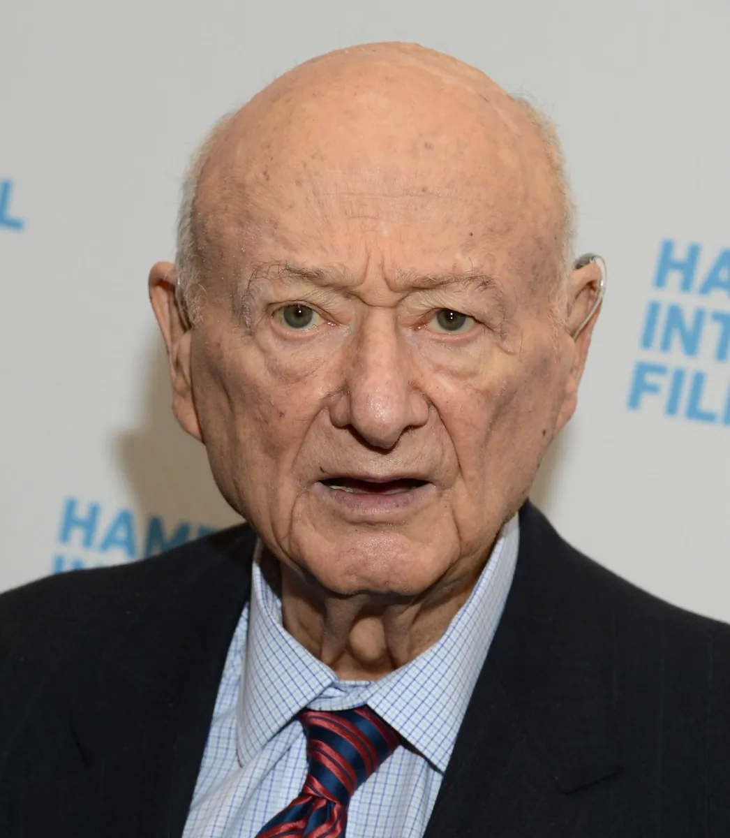 Former Mayor Ed Koch reads his new book, "Eddie Shapes Up" to students at P.S. 64 in late 2011. (Tara MacIsaac/The Epoch Times)