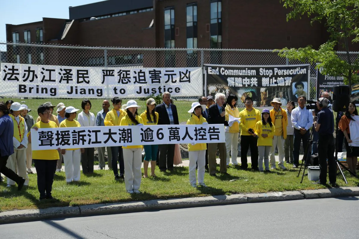 Former MP Hon. David Kilgour speaks while Ontario MPP Jack MacLaren stands behind him, surrounded by Falun Gong practitioners at a rally on July 15, 2015, in front of the Chinese embassy in Ottawa marking 16 years since the launch of the persecution against the traditional spiritual practice in China. (Jonathan Ren/Epoch Times)