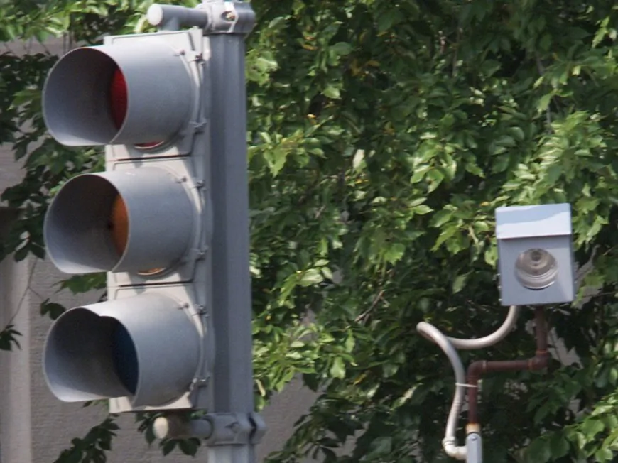 A camera is placed near a traffic light for drivers who run red lights on Constitution Avenue in Washington, DC, on Aug. 31, 2001. (Mark Wilson/Getty Images)
