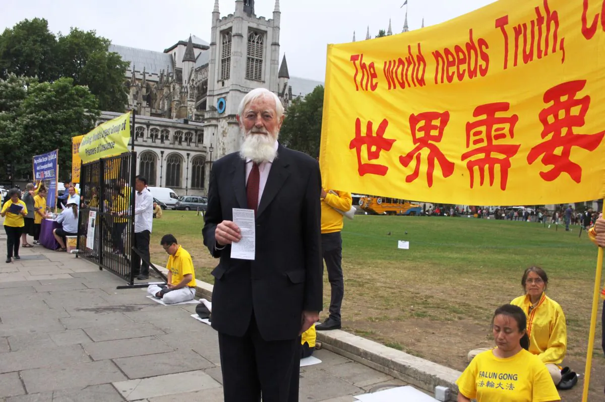 Lord Raymond Hylton, a member of the House of Lords, visits Falun Gong protests in London, United Kingdom on July 15, 2015. (Susan Chan/Epoch Times)