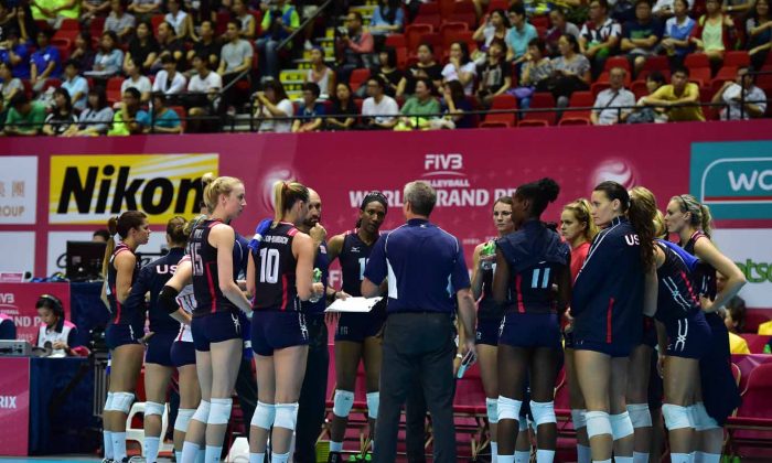 USA’s coach Karch Kiraly talks to the USA team before their match with Japan in the FIVB World Grand Prix at Hong Kong Coliseum on Thursday July 16, 2015. (Bill Cox/Epoch Times)