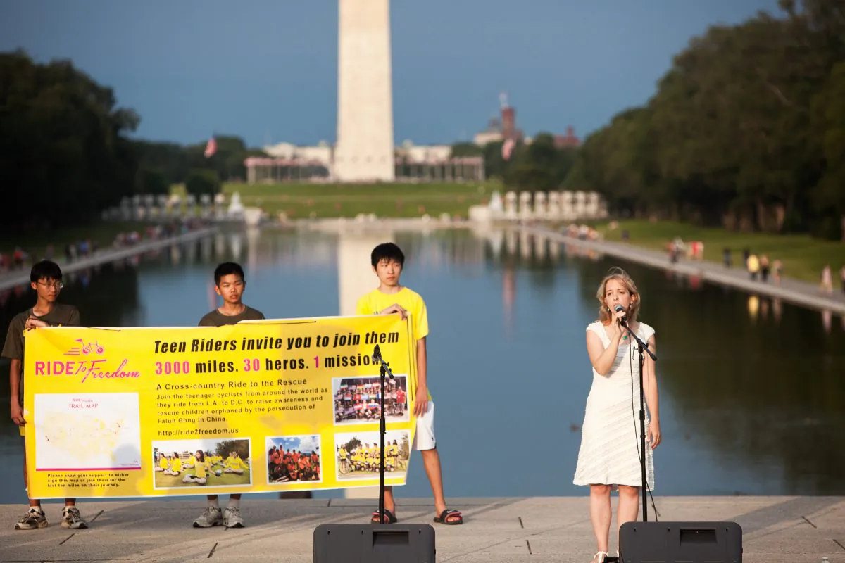 Sara Effner performs at a concert for Ride to Freedom conclusion in front of the Lincoln Memorial in Washington on July 17, 2015. (Petr Svab/Epoch Times)