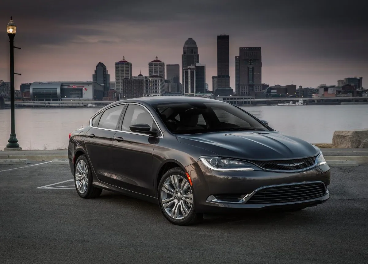 2015 Chrysler 200 (Courtesy of NetCarShow.com)