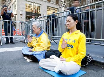 PEACEFUL PROTEST: Two women sit outside the Waldorf-Astoria Hotel on Tuesday to protest the persecution of the meditation practice Falun Gong. Chinese Premier Wen Jiabao was scheduled to be at the Hotel to attend meetings during the U.N. annual General Assembly. (The Epoch Times)