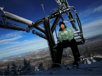 Olympic snowboarder Seth Wescott rides the Sugarloaf ski lift in 2006. Tuesday morning, several people fell 25 to 30 feet when a lift like this malfunctioned. (Ezra Shaw/Getty Images)